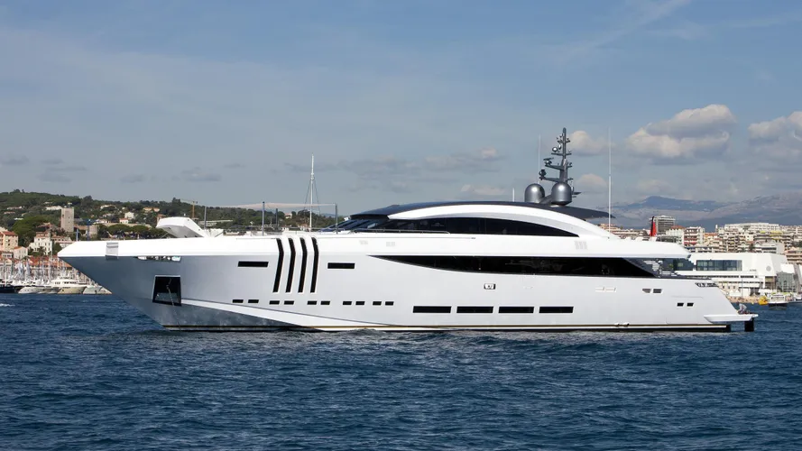 vellmari-yacht-exterior