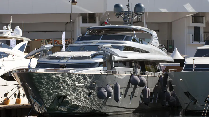 friendship-yacht-exterior