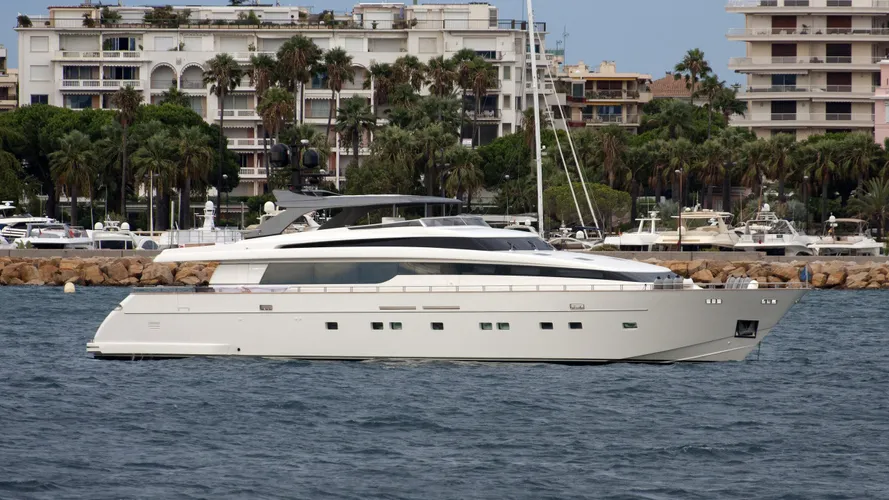 regine-yacht-exterior