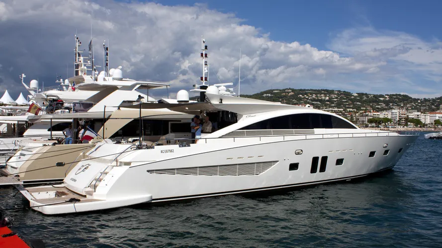 noe-yacht-exterior