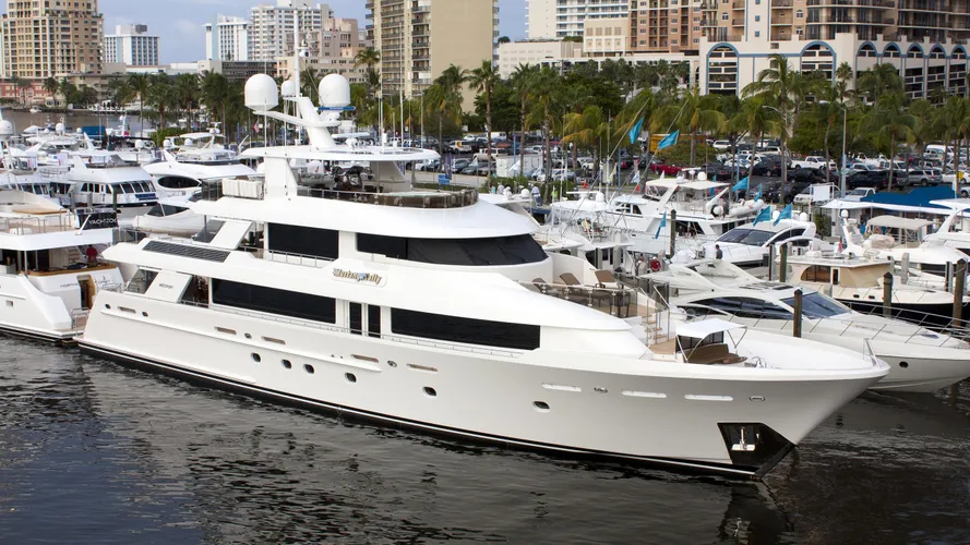 rice-quarters-yacht-exterior