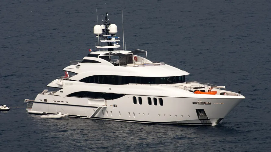 alexander-again-yacht-exterior