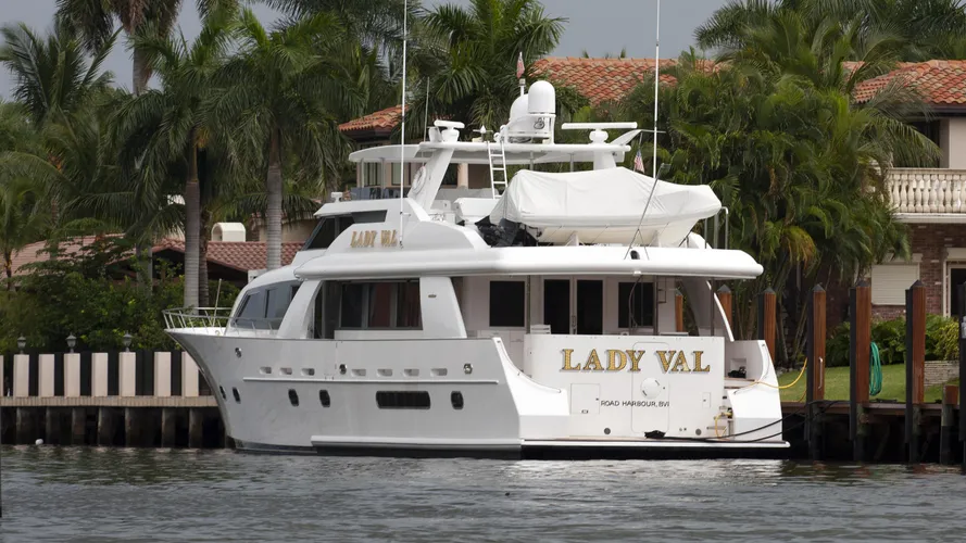 lady-val-yacht-exterior
