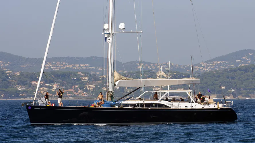 varsovie-yacht-exterior