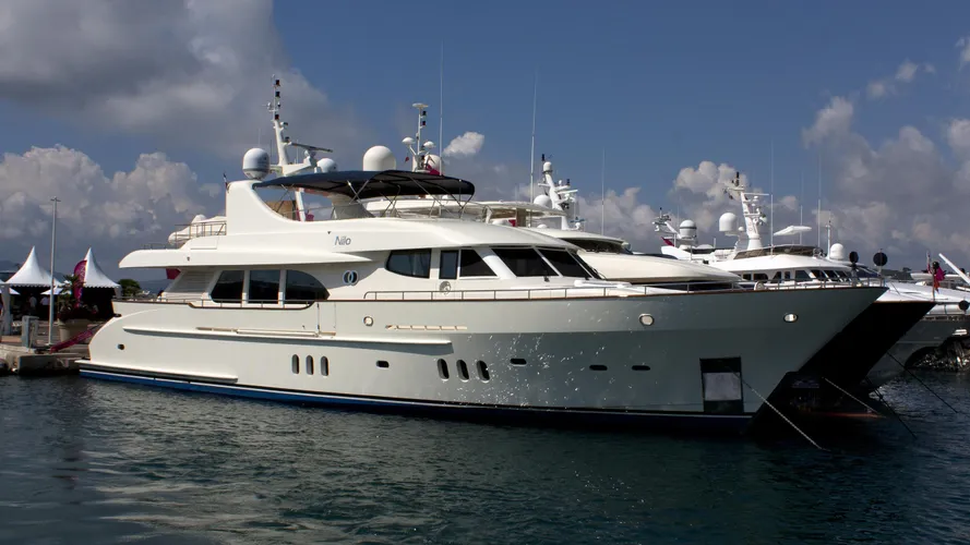 nilo-yacht-exterior