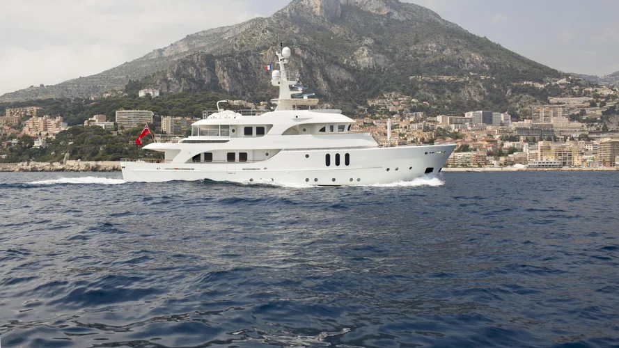 beluga-yacht-cruising