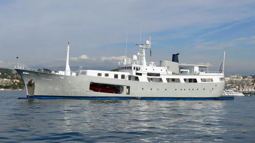galapagos-yacht-exterior