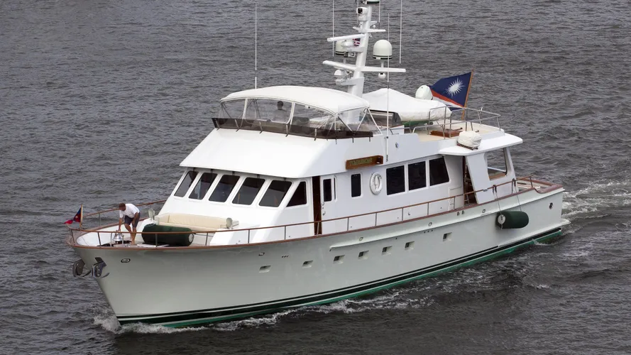 tumblehome-yacht-exterior