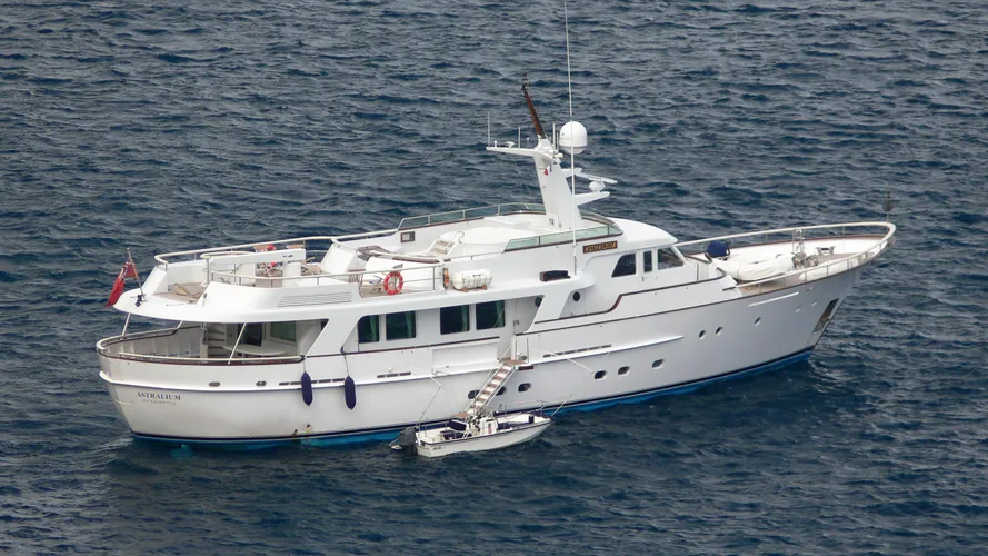 astralium-yacht-exterior