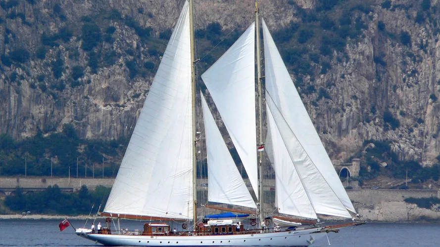 sakara-yacht-exterior