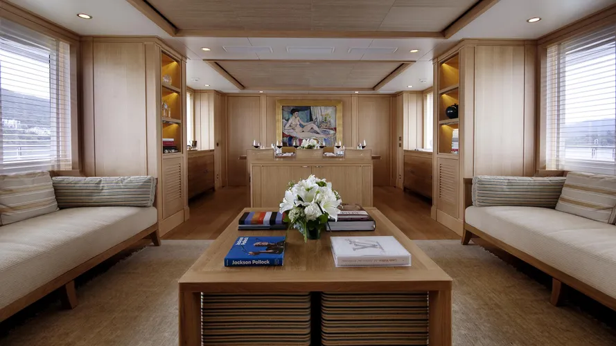 belle-isle-yacht-saloon