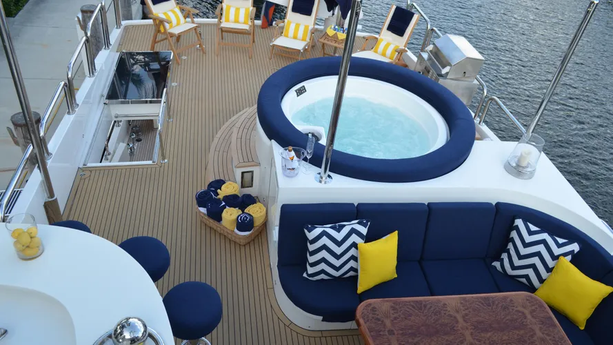 restless-yacht-sun-deck