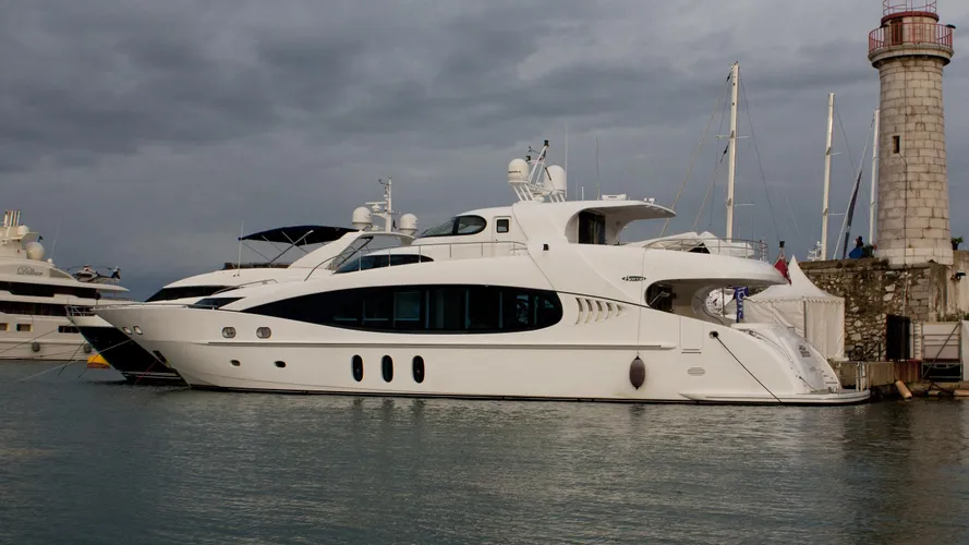 sea-breeze-yacht-exterior