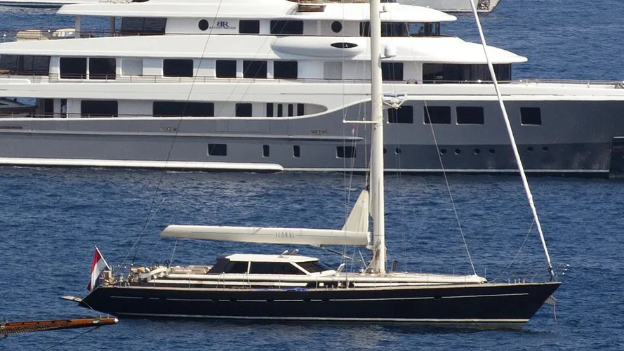 icarus-yacht-exterior