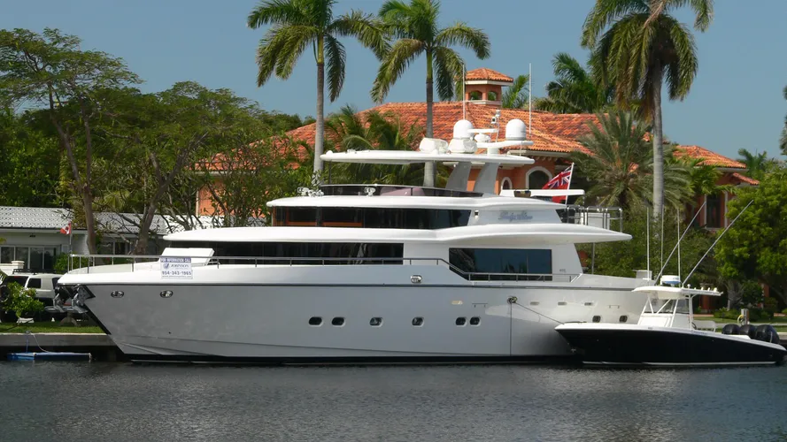 lady-alice-yacht-exterior