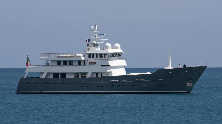 axantha-ii-yacht-exterior