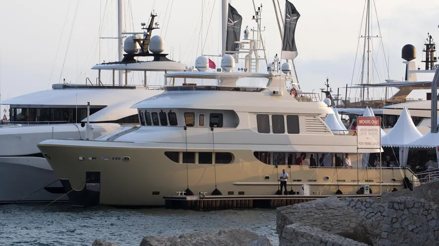 ap 2b grand beige motoryacht jade yachts 28m 2008 profile