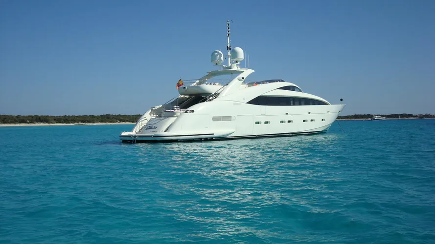 matsu-yacht-at-sea