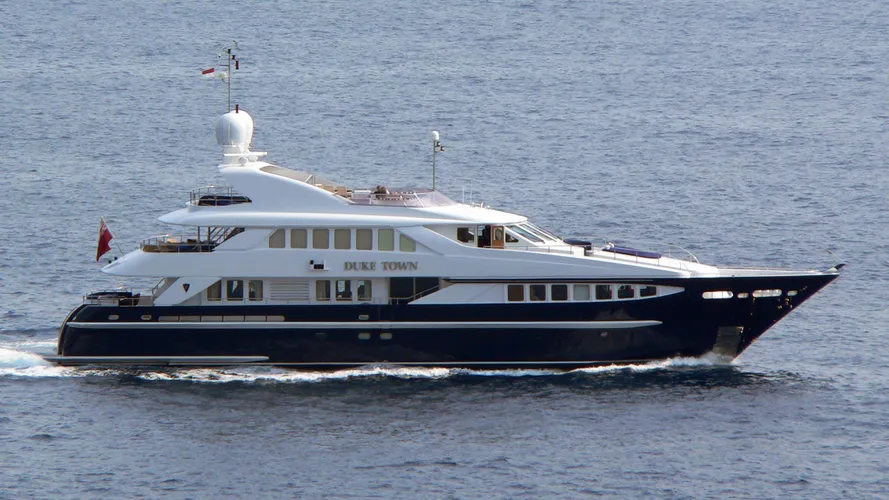 duke-town-yacht-exterior
