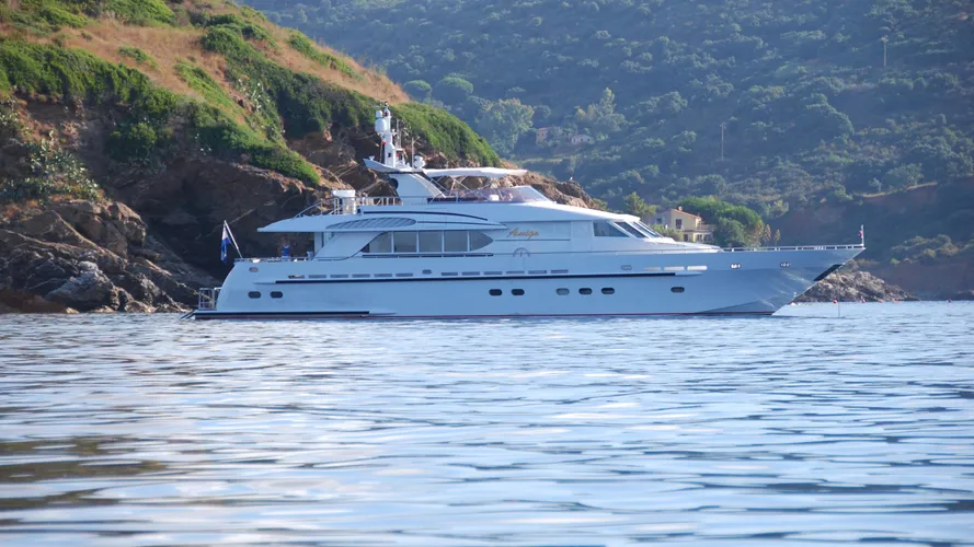 amigo-yacht-at-anchor