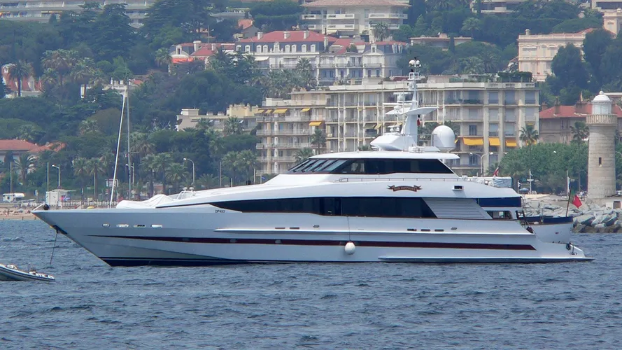 red-sapphire-yacht-exterior