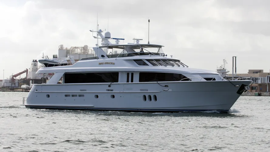 crescendo-yacht-exterior
