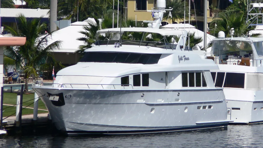 joli-four-yacht-exterior