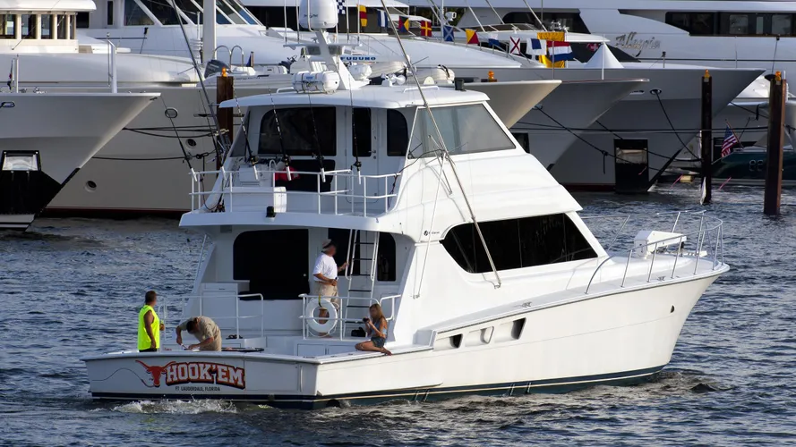hook-em-yacht-exterior