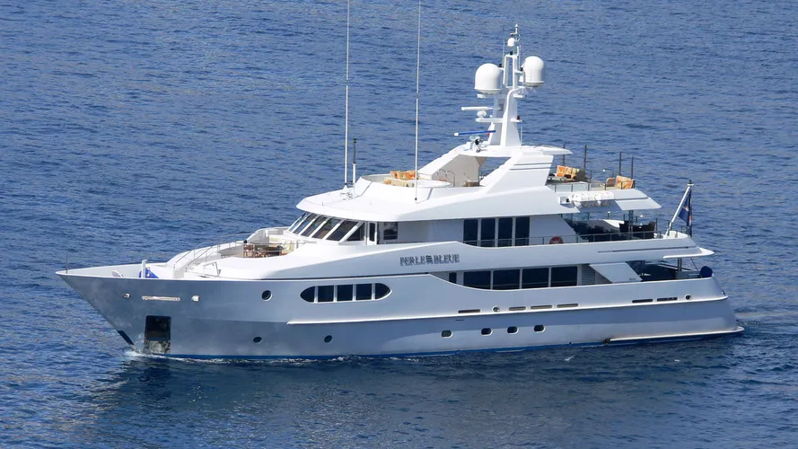 perle-bleue-yacht-exterior