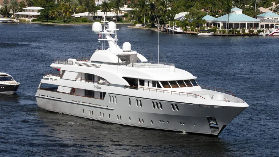 hadia-yacht-exterior