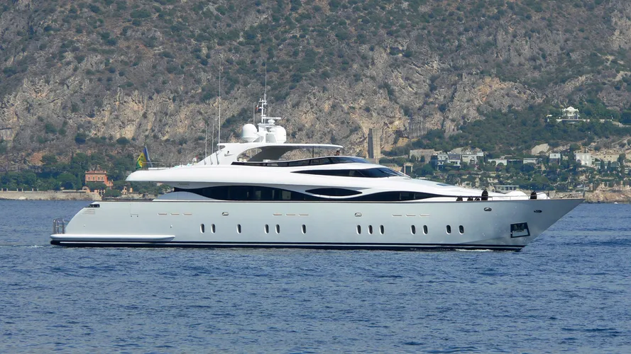 hunter-yacht-exterior