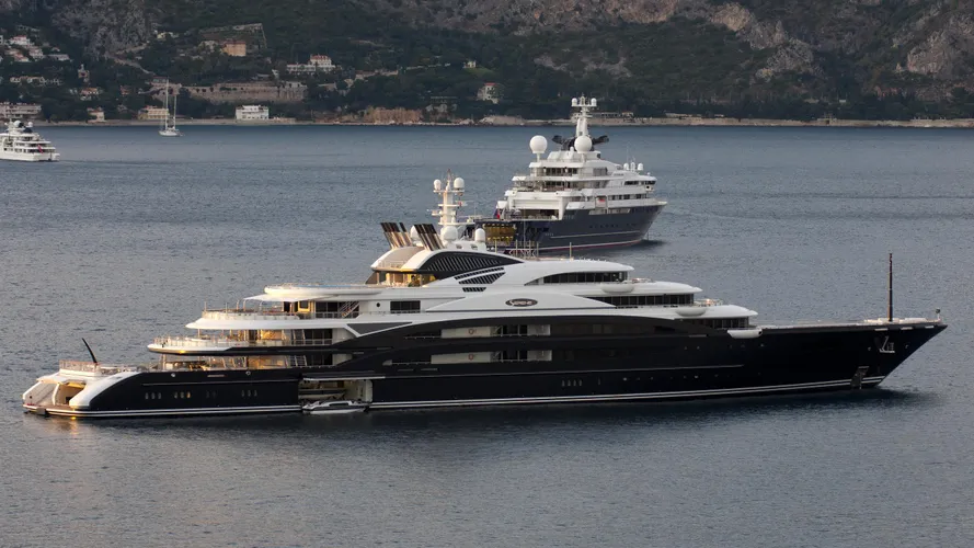 serene-yacht-exterior