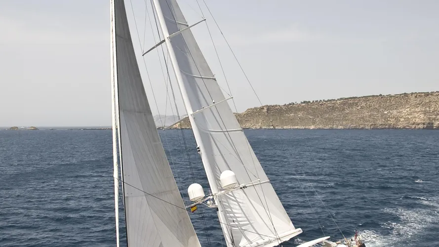 ludynosa-g-yacht-sailing