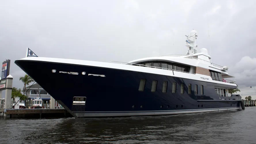 bella-vita-yacht-exterior