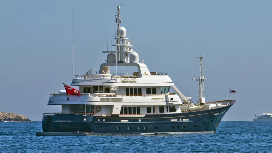 angiamo-yacht-exterior