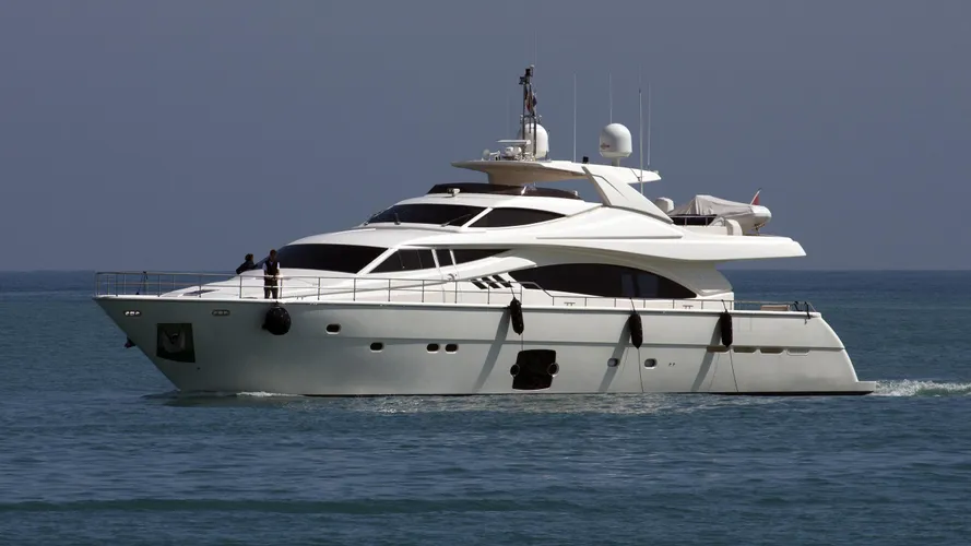 maxi-beer-yacht-exterior