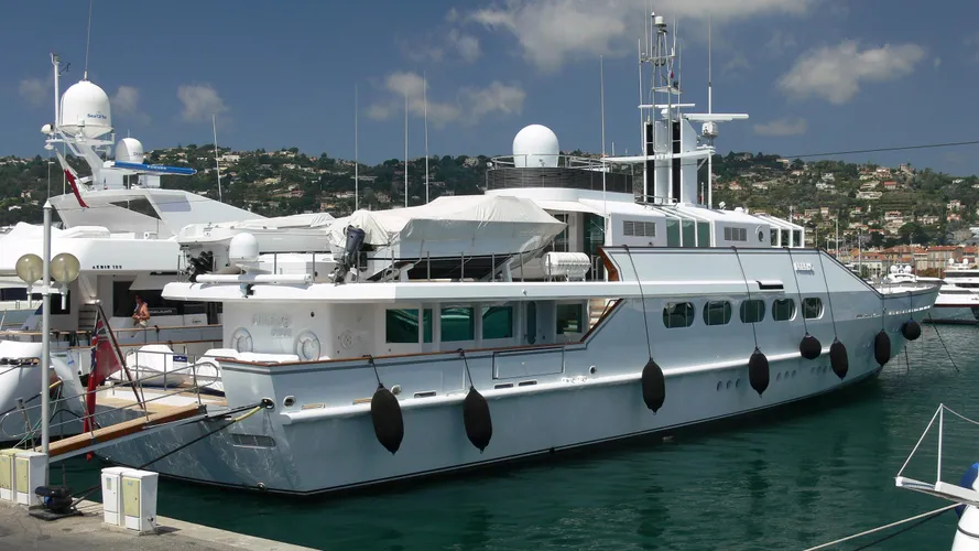 paraiso-yacht-exterior