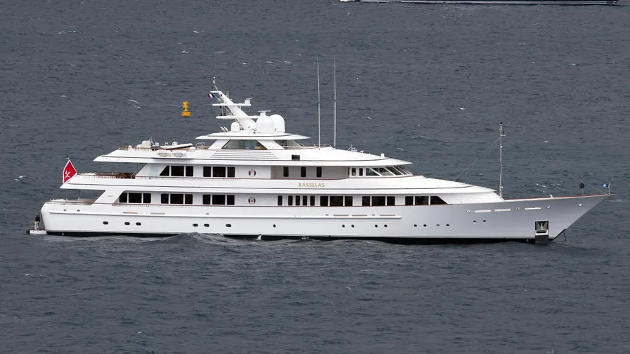 positive-carry-yacht-exterior