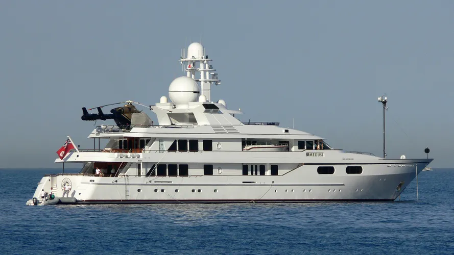 meduse-yacht-exterior