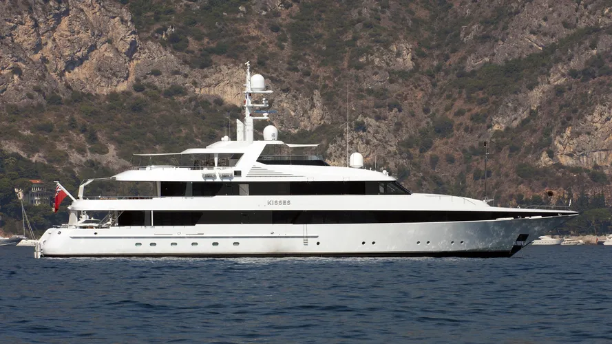 kisses-yacht-exterior