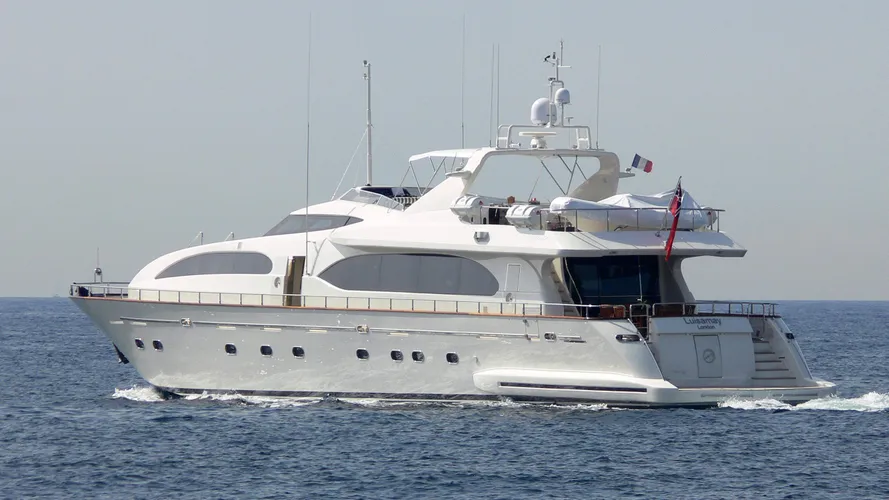 luisamay-iii-yacht-exterior