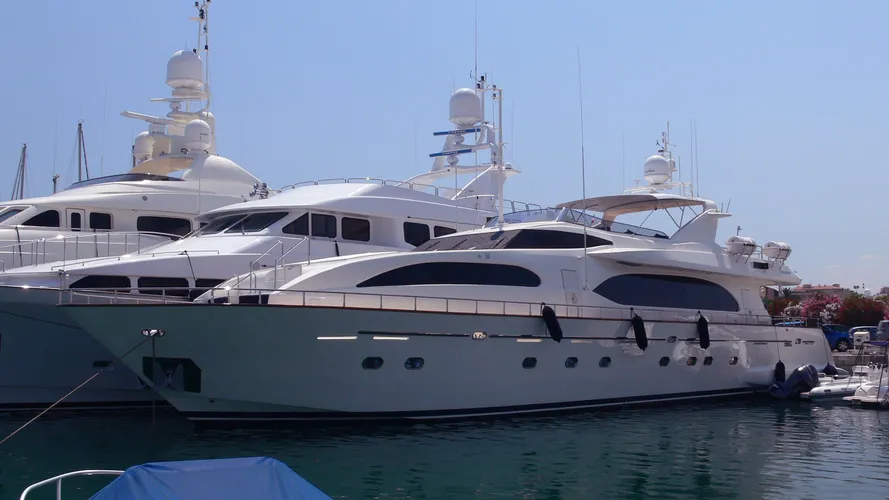 hero-yacht-exterior