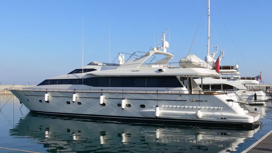 ol-iva-b-yacht-exterior