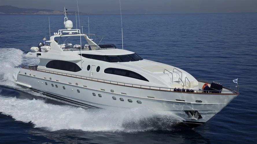 helios-yacht-running