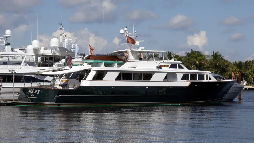 news-yacht-exterior