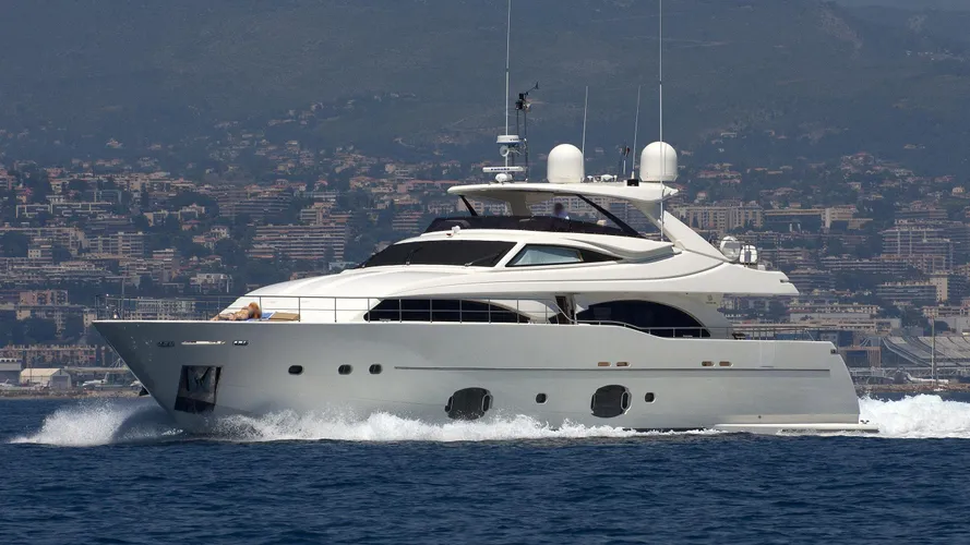 carolina-yacht-exterior