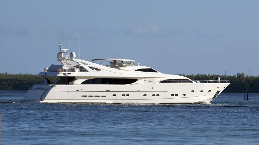 mambo-yacht-exterior