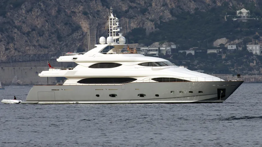 libertas-yacht-exterior