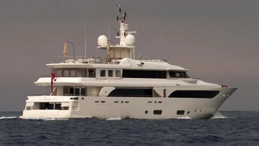 hana-yacht-exterior