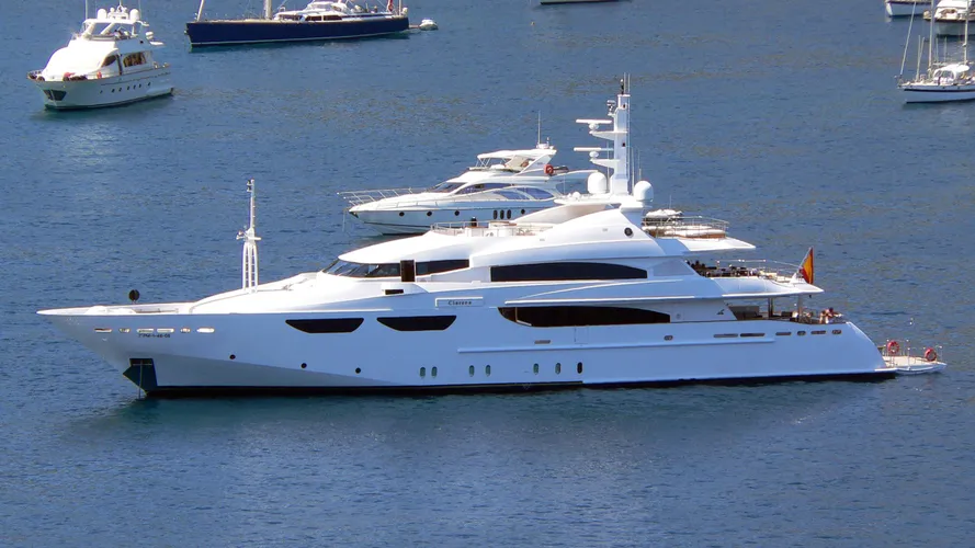 cacique-yacht-exterior